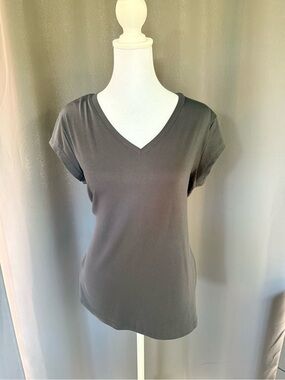 Everyday V-Neck Short Sleeve Tee in Black